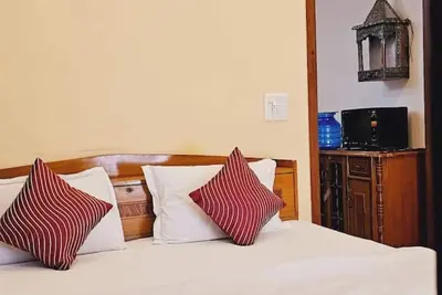 Image de HostMyStay: Cozy 2bhk in Amar Colony Market |Family-Friendly & Centrally Located