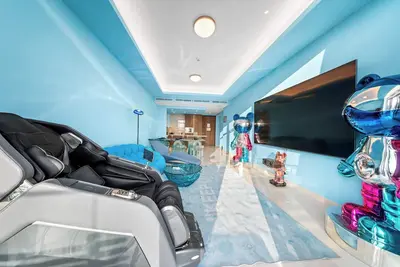 Image de StayShort - 2 Bedroom Art Deco Wonder in Downtown Sleeps 4 with Amazing Canal Views!