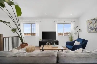 Chic & Comfortable Upper Suite w/ Parking Near Dtk