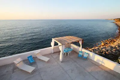 Image de The Casello sul Mare is a historic railway house built in 1895 as a residence for railway workers and restored in 2025 while preserving its authentic charm. The property is set in a truly unique location, nestled between the railway and the sea, offering