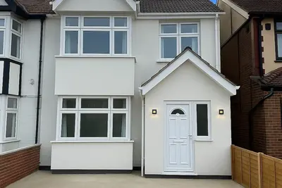 Image de Modern 4-Ensuite Bedroom Home Near Heathrow with Parking & Garden