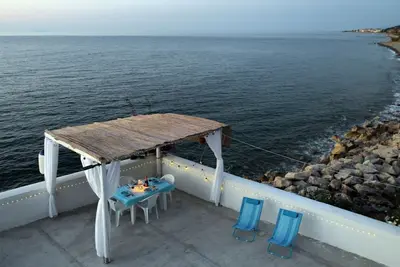 Image de The Casello sul Mare is a historic railway house built in 1895 as a residence for railway workers and restored in 2025 while preserving its authentic charm. The property is set in a truly unique position, suspended between the railway and the sea, offeri