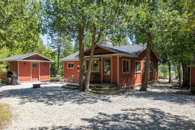 Image de Breezy Woods Cottage is a private, cedar-lined escape on Georgian Bay. Enjoy rustic charm, a stone fireplace, stunning forest views, and a peaceful waterfront firepit area—just minutes from Tobermory’s top attractions.