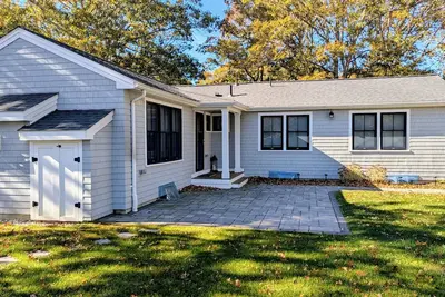 Image de Brand New Listing! Open & Bright 3bd--Central Ac, Firepit, Outdoor Shower, Walk to Bristol Beach