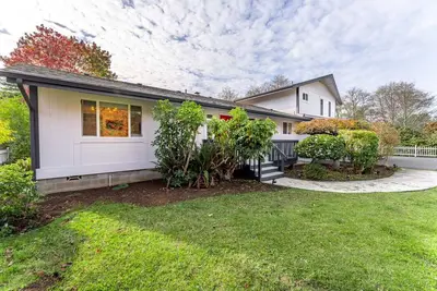 Image de Coastal Retreat w/ Hot Tub Sauna Games Yoga Studio