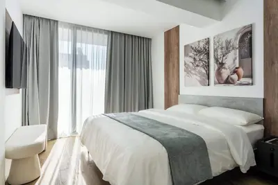 Image de Elegant 1br Suite w/ Balcony & King Bed – Germasogeia Tourist Area, Limassol