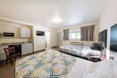 Image de 2 Convenient Units Near International Rose Test Garden