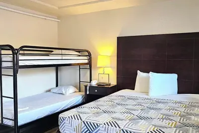 Image de Stay Close to Lan Su Chinese Garden | Free Parking