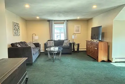 Image de Spacious Second Floor Apartment with Balcony, Sleeps 5