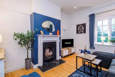 Image de Charming City Centre 3 Bed Flat, High St Location!