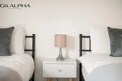 Image de Heartwarming Windsor Cottage with Free Parking