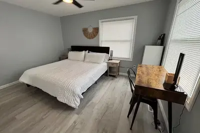 Image de Roomy Downtown Apartment 3bd/2ba