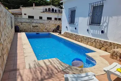 Image de Maison spacieuse à 400m de la plage avec terrasse privée et barbecue