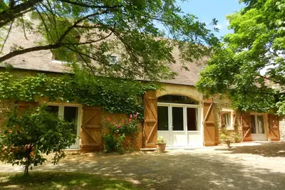 Image de Maison champêtre spacieuse avec jardin et terrasse