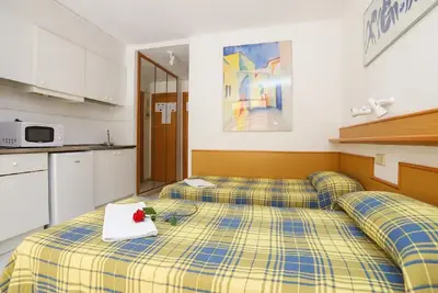 Image de Studio confortable avec piscine, proche plage, climatisé, terrasse, aire de jeux, 4 pers.