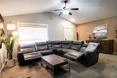 Image de 25 Min to Skiing+Private Home+Hot Tub+Fenced Yard+Gazebo+Bbq+Views+2 Car Garage!