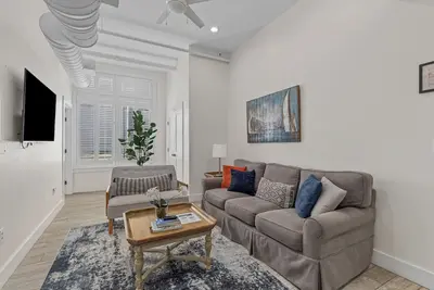 Image de Quarters on Spring St. Near the Heart of Charleston!