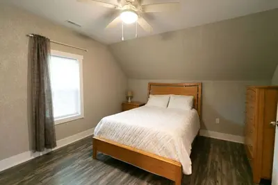 Image de Spacious Rustic Downtown Market St 1 Bedroom Apt, Steps to Honeywell & Dining