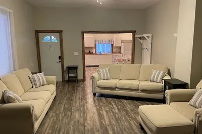 Image de Spacious 3br Downtown Farmhouse • Near Honeywell • Long-Stay Friendly & Cozy