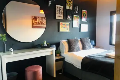 Image de Central Mill Hill Home – Spacious 4br 1. 5bath Free Parking