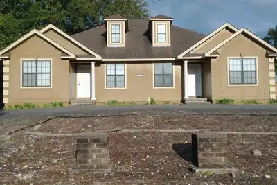 Image de 2-bedroom house in wonderful Demopolis with cool Ac