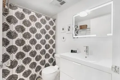 Image de bright fully furnished two bedroom condo in the heart of downtown Toronto.