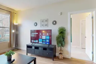 Image de Stylish Home with Free Parking