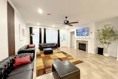 Image de Huge modern 6br house with a game room and a pool!