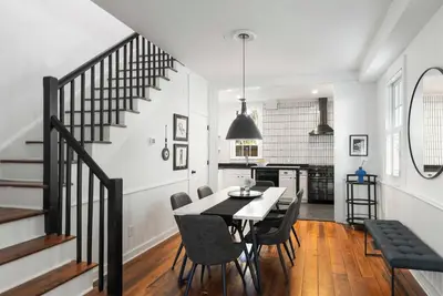 Image de Charming 2br/2ba Home in Elliotborough with Parking, Private Office, and Porches