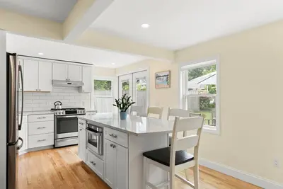 Image de Modern Dog-Friendly Cape Cod Cottage Near Beaches