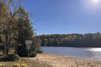 Image de Cozy Forest Chalet in a Private Domain – Beaches, Lake & Ski Nearby