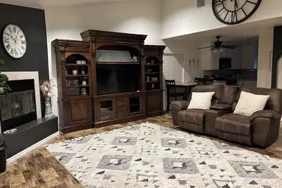 Image de Spacious 4-bedroom house, perfect for entertaining in the heart of Ridgecrest.