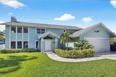 Image de Fully furnished luxury home, room for boats RVs, trailers, minutes to the beach