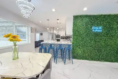 Image de Modern Family Retreat • Chef’s Kitchen + Private Yard