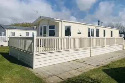 Image de Homely 6 berth caravan with large decking at Manor Park in Hunstanton ref 23020c