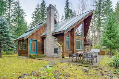 Image de 19 Mi to Slopes at Crystal Mtn: Getaway w/ Hot Tub