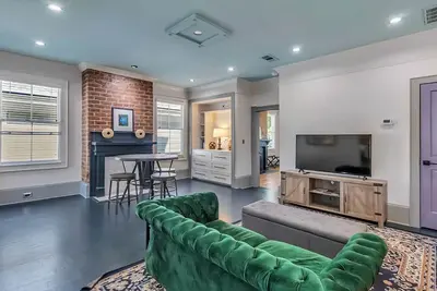 Image de Historic District, walk to Forsyth Park, Sleeps 6, Historic Home, Pet friendly!