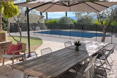 Image de Grande maison familiale type provençale avec piscine au calme