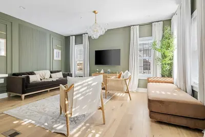 Image de 4 Br with Rooftop - Cozy Home near King Street