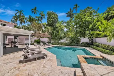 Image de Charming Getaway – Spacious Home & Sparkling Pool