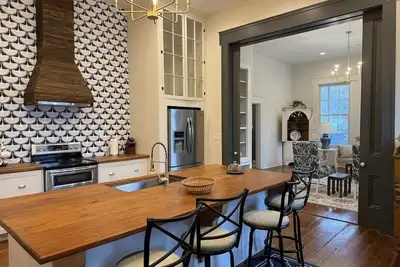 Image de 1848 T. J. Harper house in historic enclave close to restaurants, downtown, etc.