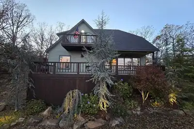 Image de Emerald Point, Lakefront with Gorgeous Views!