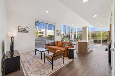 Image de CozySuites Adeline 2br - valet parking, gym, pool!