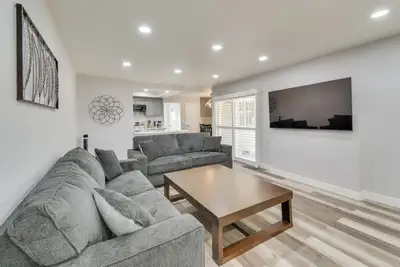 Image de 2 Mi to Uc Merced: Modern Home w/ Private Yard