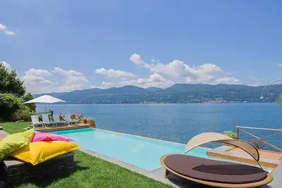 Image de Villa Nivora: An elegant and welcoming two-story villa located right on the Lake Maggiore, with Free Wi-Fi.