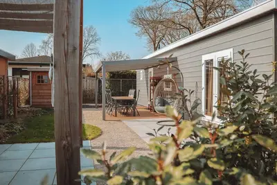 Image de Comfortable Veluwelodge Xl for 6 people with hot tub, covered terrace and modern kitchen, located on the Veluwe at Holiday Park De Boshoek.