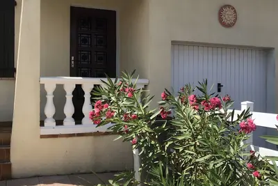 Image de Gîtes Beau Soleil Agde : terrasse privée, jardin et climatisation