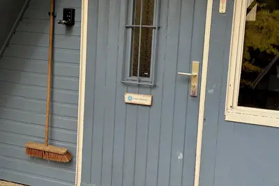 Image de Experience a natural paradise - Finnish hut surrounded by greenery and close to the beach