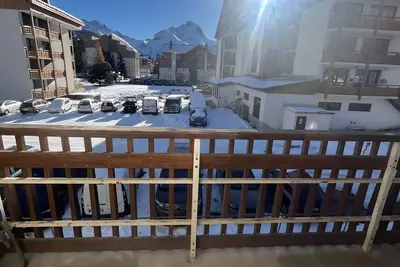 Image de Appartement « Pied des pistes vue montagne » avec balcon et vue sur les montagnes