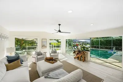 Image de Beautiful 4br, 3. 5ba Stuart retreat with a private screened-in pool. Sleeps 9 and features two en-suite rooms, a modern kitchen, open living, and peaceful canal views perfect for bringing your fishing poles. Minutes to Downtown, dining, and beaches.